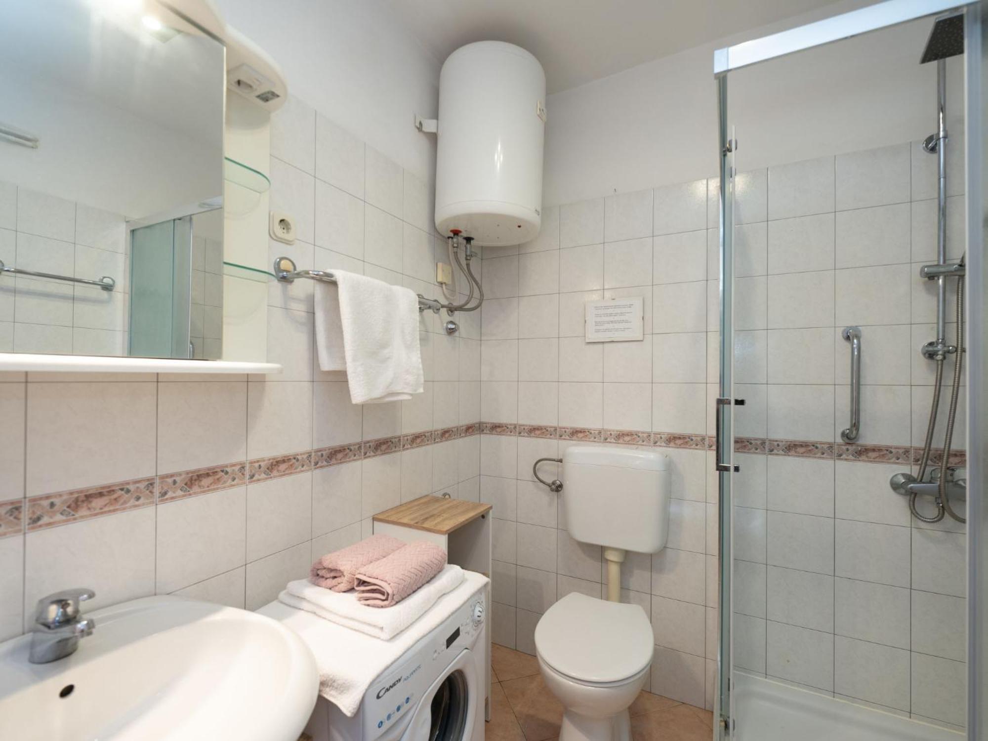 Apartment Hela - Lov512 By Interhome